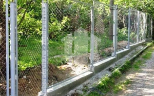Забор из сетки рабица секционный на ленточном фундаменте